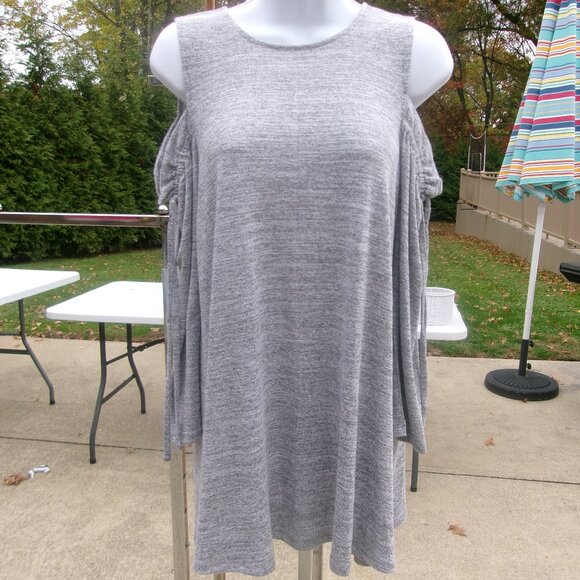 NWT CUPIO GRAY COLD SHOULDER KNIT TOP S - Picture 1 of 1